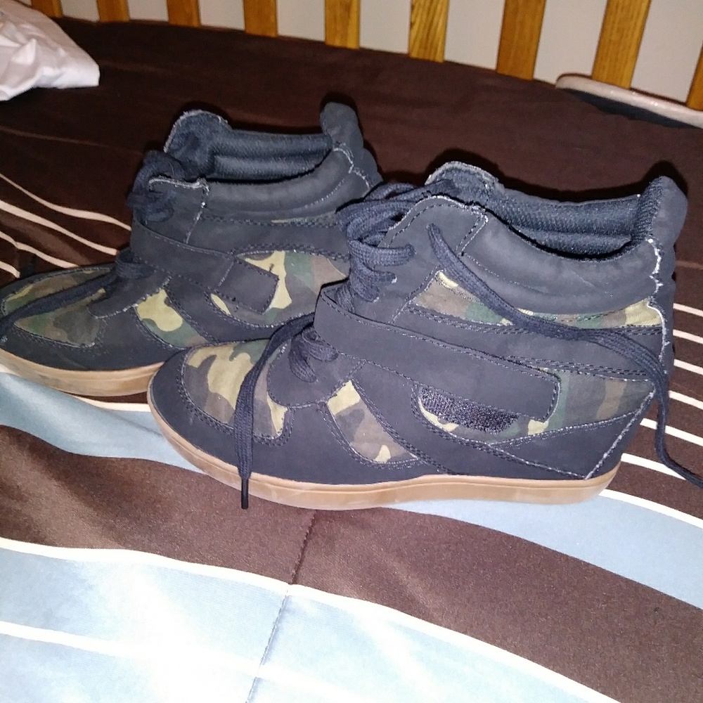 Camouflage high top tennis shoes